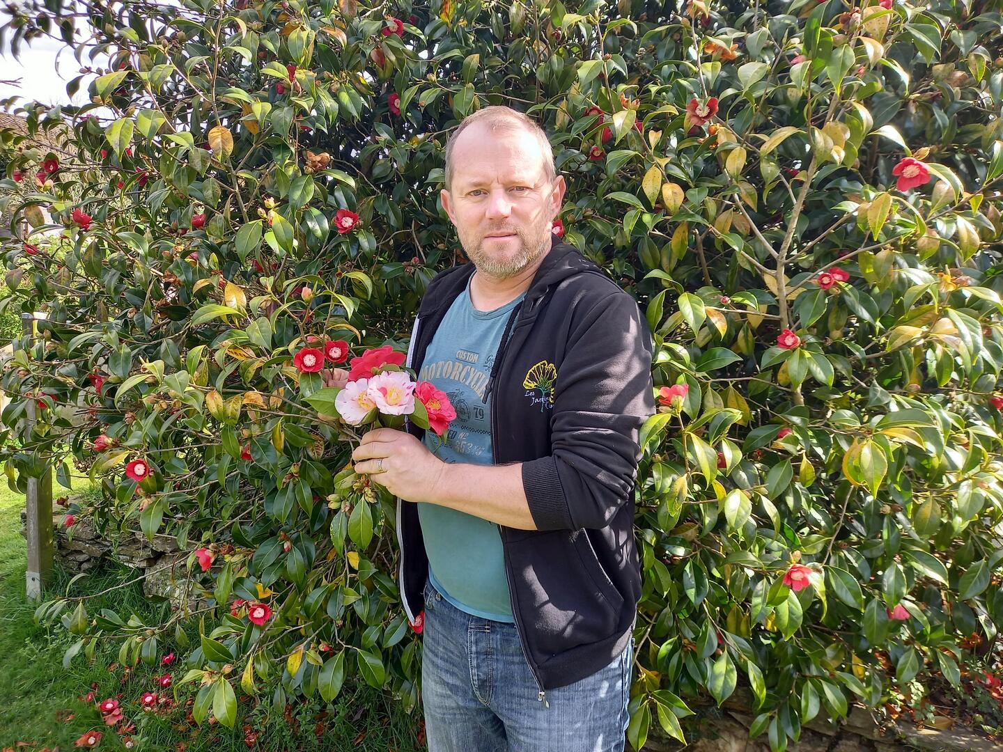 Romain GERARD devant les Camellias Evellys et Kermerian