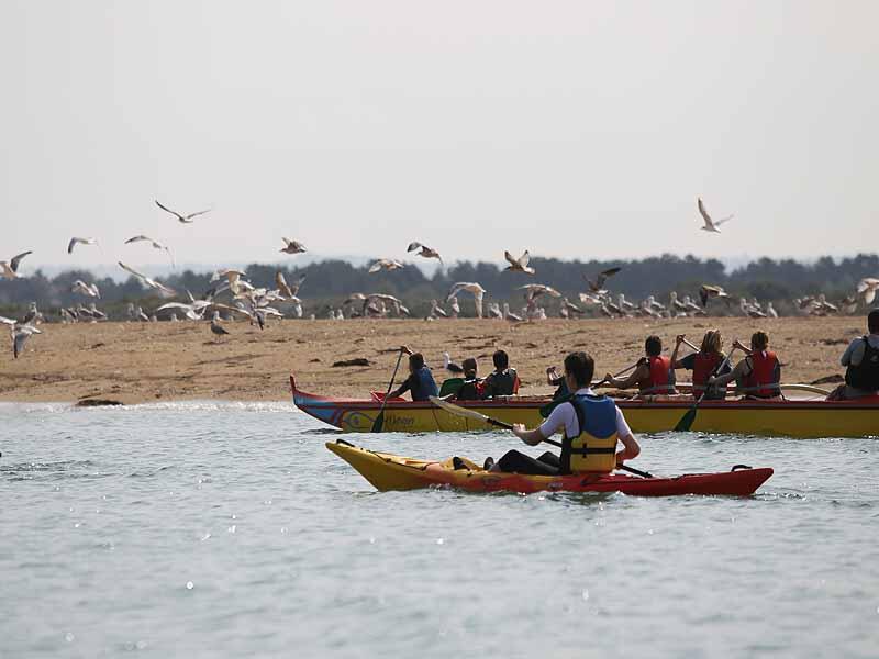 Kayak de mer et pirogue dans la baie de Sallenelles