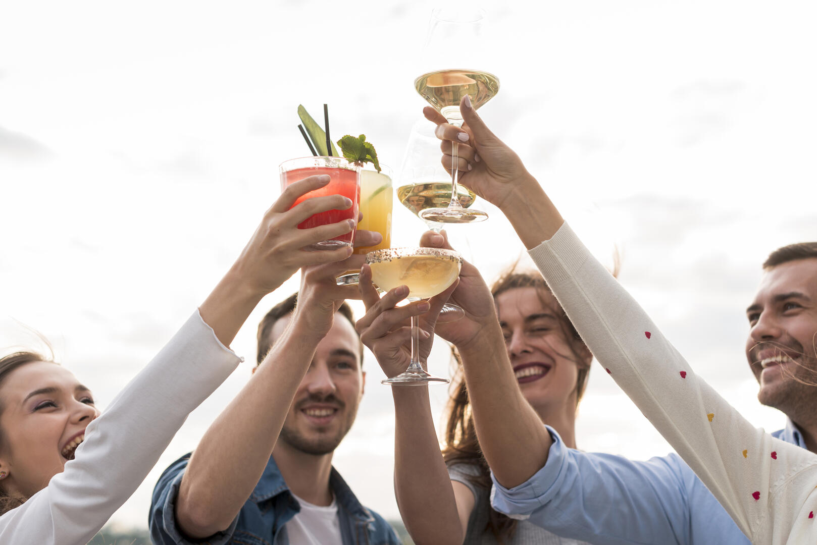 close-up-amis-portant-un-toast-lors-d-une-fete