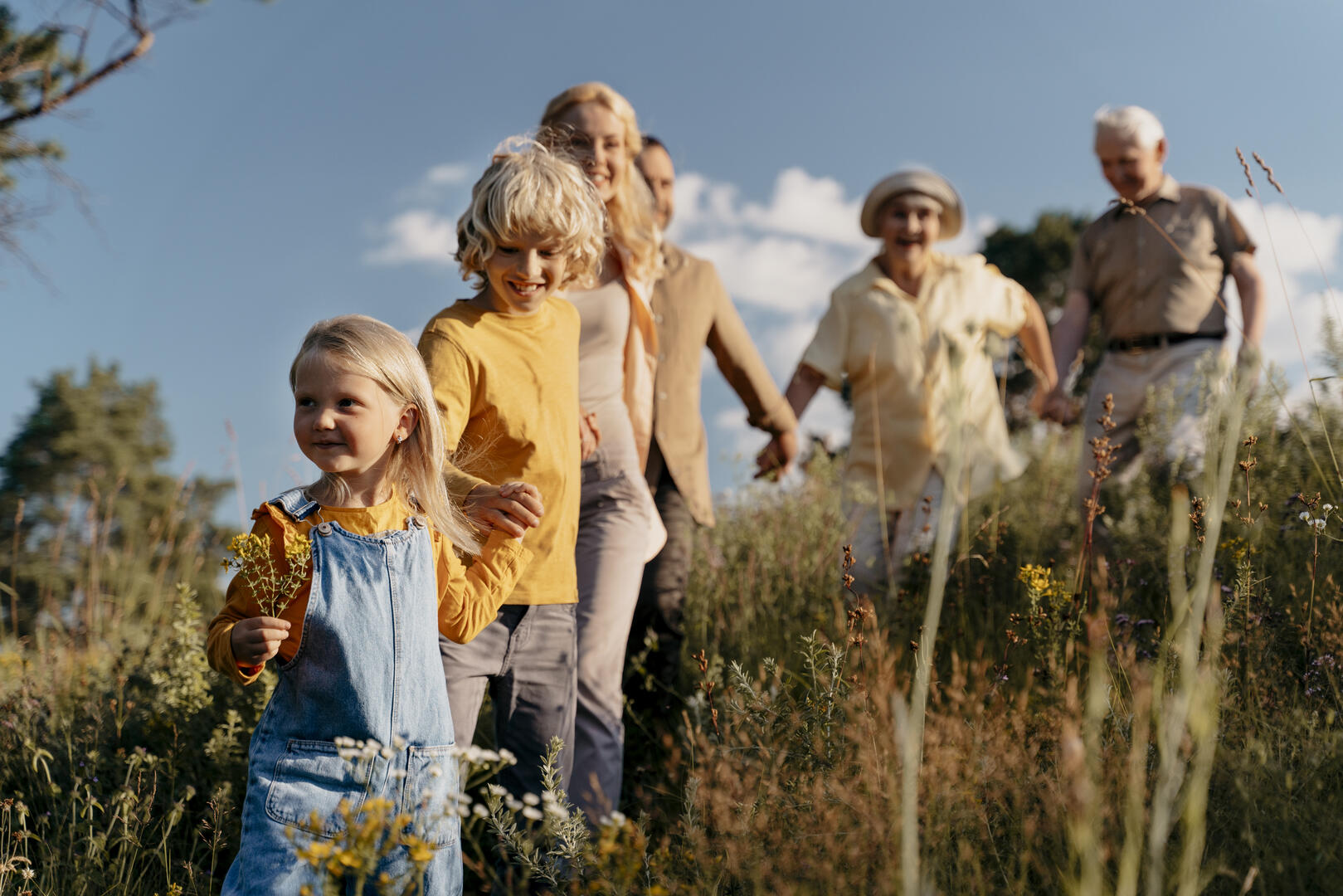 famille-heureuse-de-coup-moyen-dans-la-nature