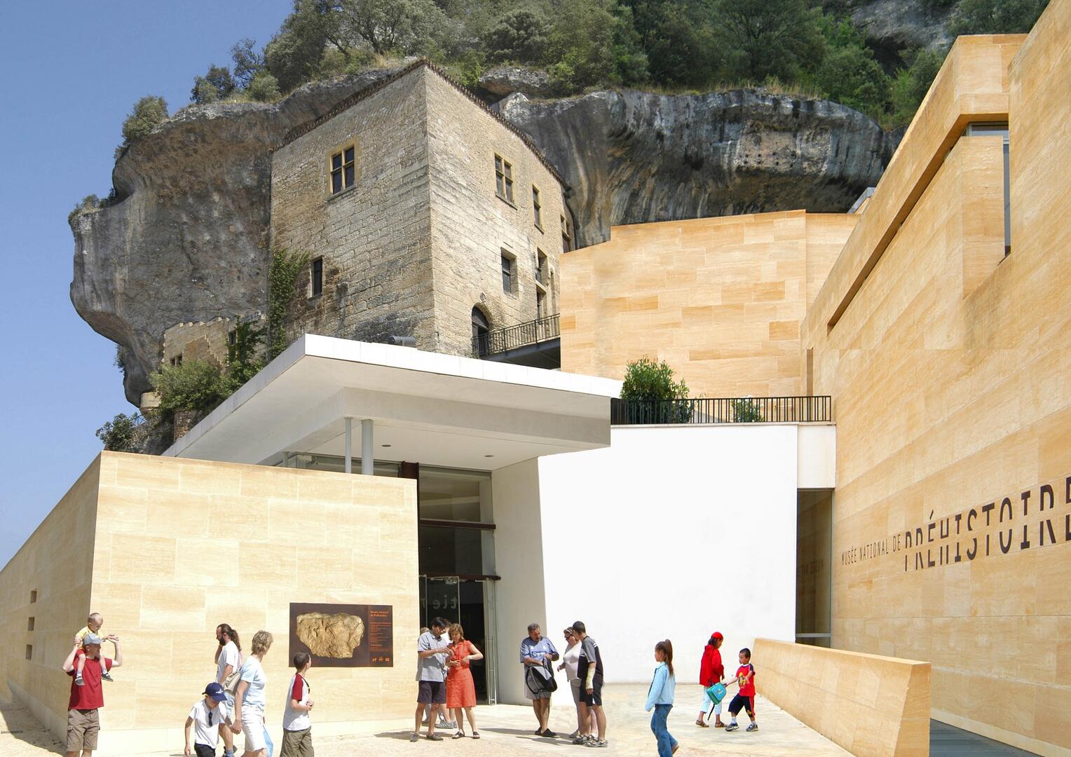 Entree-du-Musee-National-de-Prehistoire-Horizontal