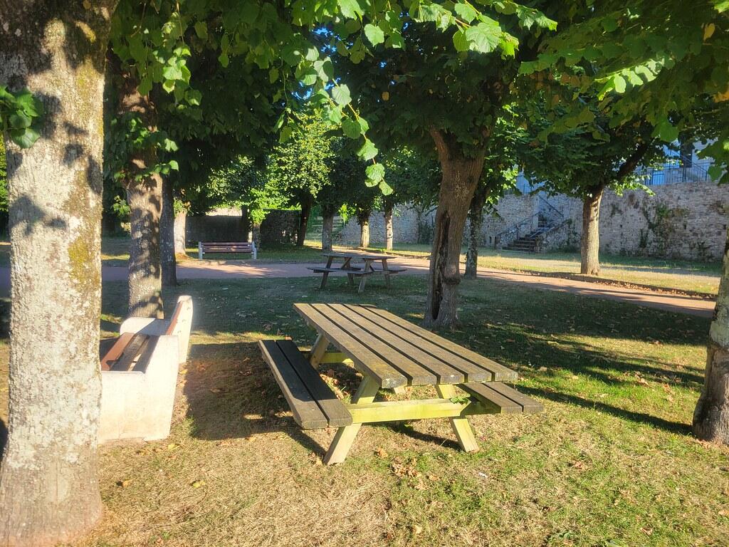 aire-pique-nique-jardin-abbaye-mairie-de-maulon-1_54705624810_l