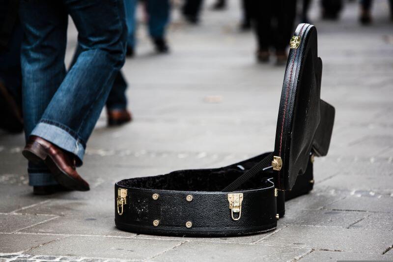 andreasaux-guitar-case-485112©AndreasAux de Pixabay