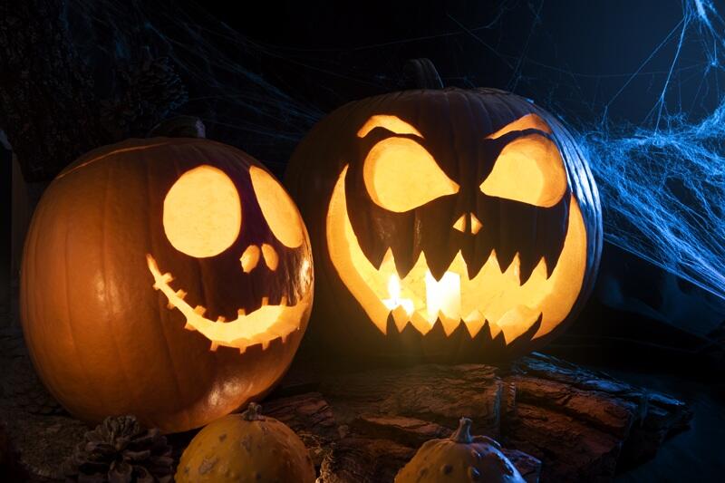 citrouilles-d-halloween-effrayantes-avec-toile-d-araignee