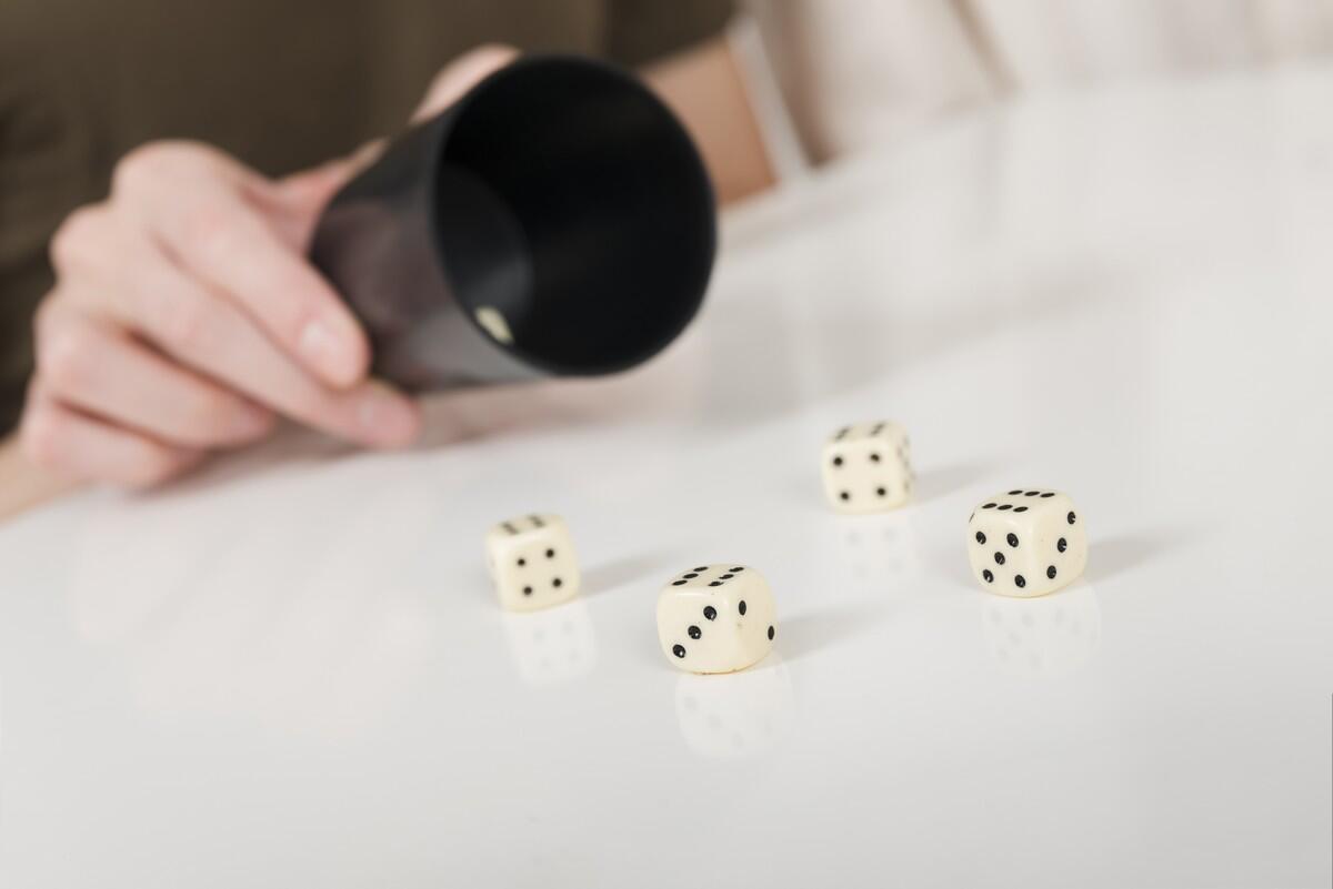 211030-close-up-yahtzee-game-on-white-table