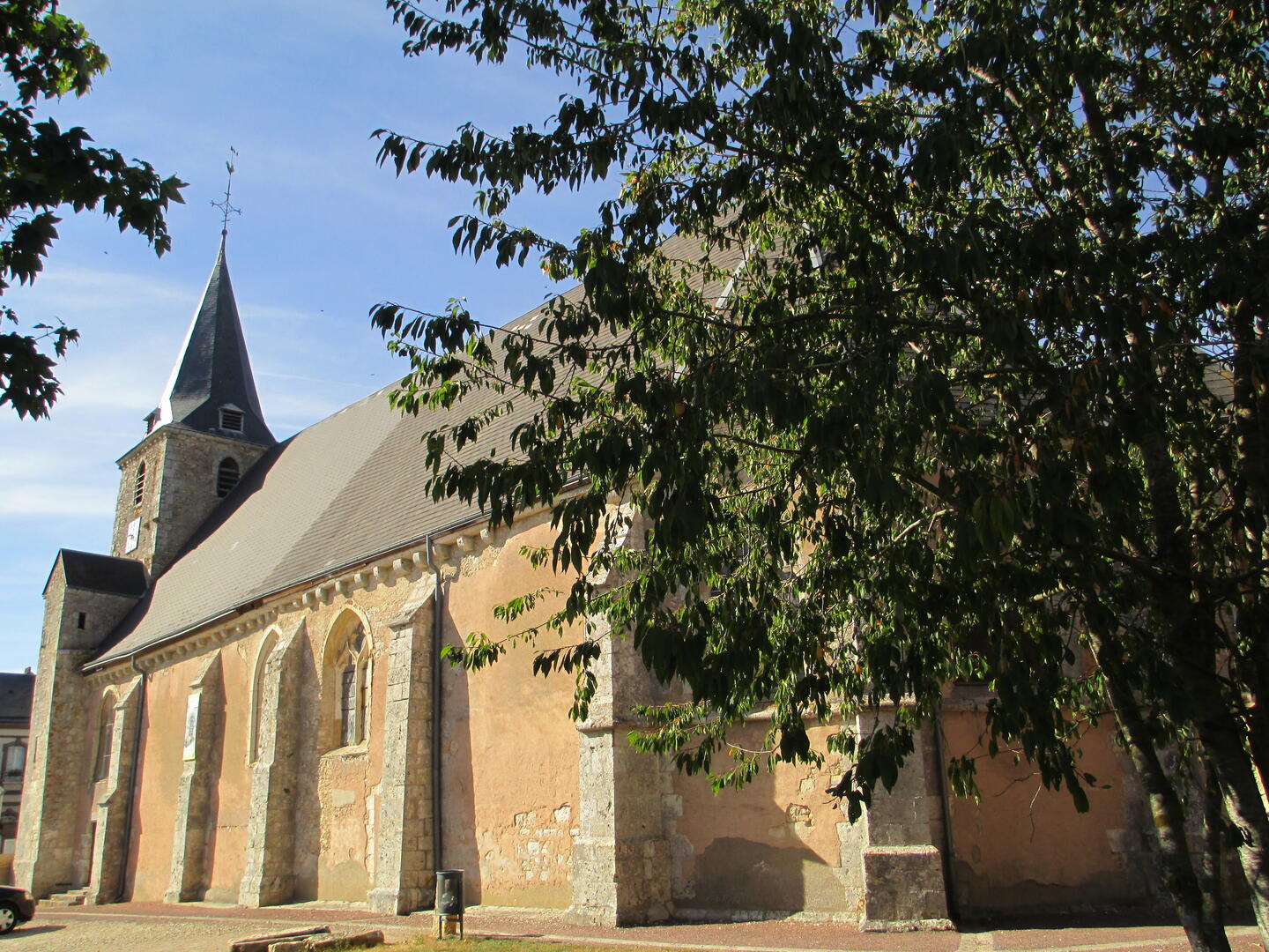 Eglise-saint-Denis_Prunay-le-Gillon-Droit Wikimedia