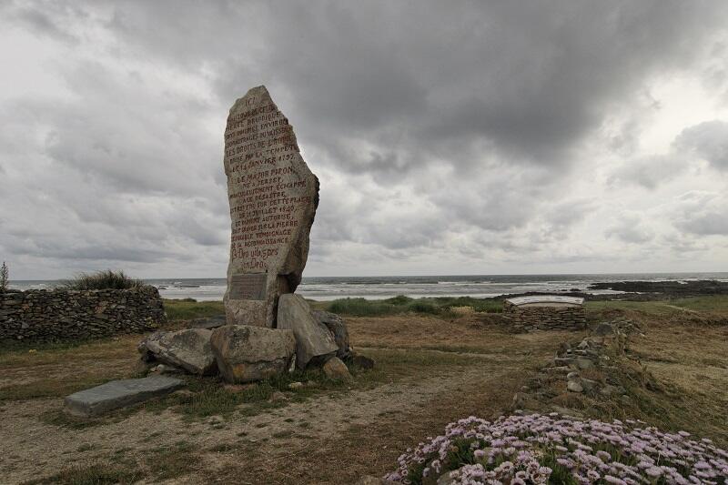Menhir-des-Droits-de-l-Homme---Plozevet---Alan-Gales