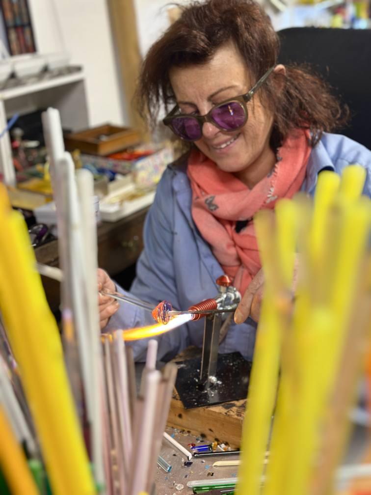 Atelier orange du Plessix-Balisson_Geneviève Darriet_perle_artisan d'art_création_côte d'émeraude