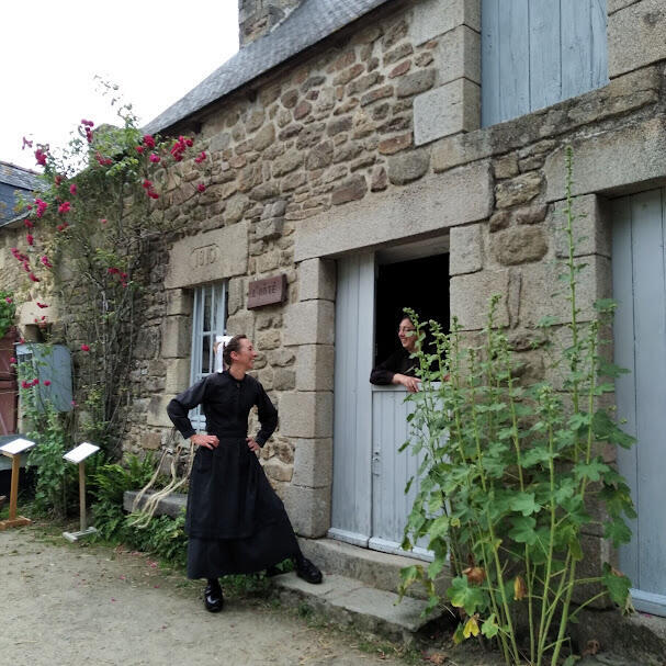 Façade hôté avec animatrices en costumes