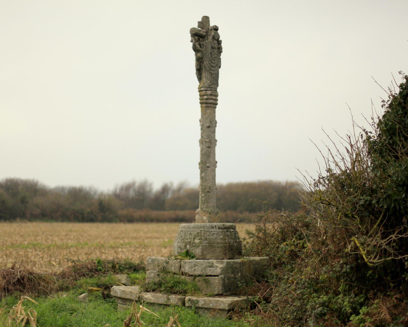 Plovan_Pays BigoudenVestiges de la croix de Kerlivin