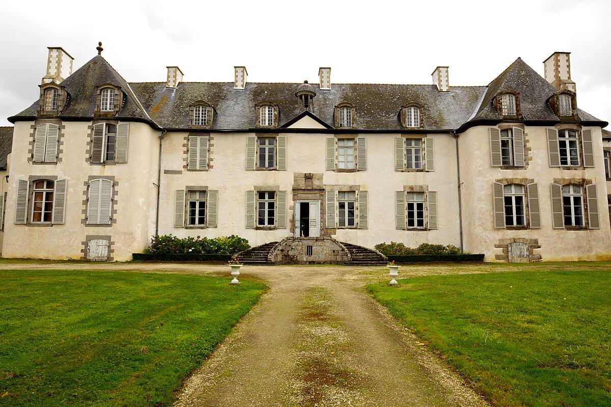 1200px-Chateau-de-la-Moglais---Vue-de-face