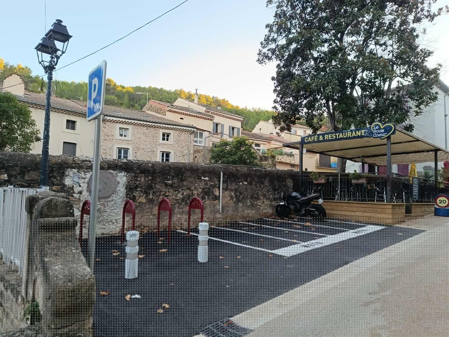 Appui vélo Av de Cazedarnes à Cessenon_sur_Orb devant restaurant le Boom Coeur