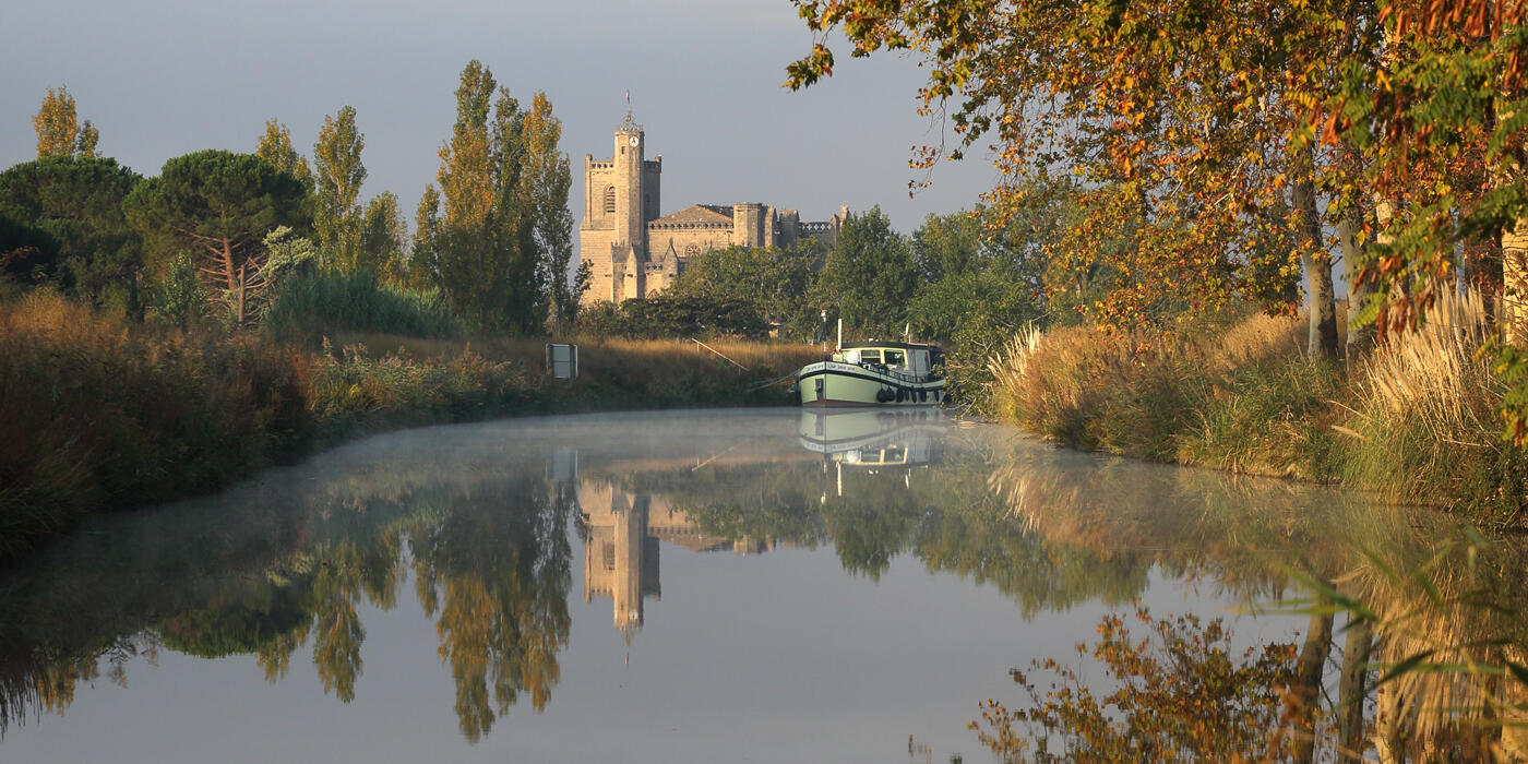 Le canal du Midi et la Collégiale de Capestang