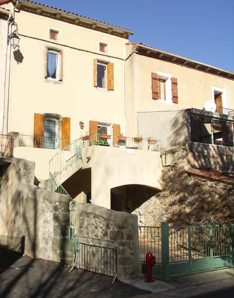 maison-cote-colline gîte avec terrasse et parking
