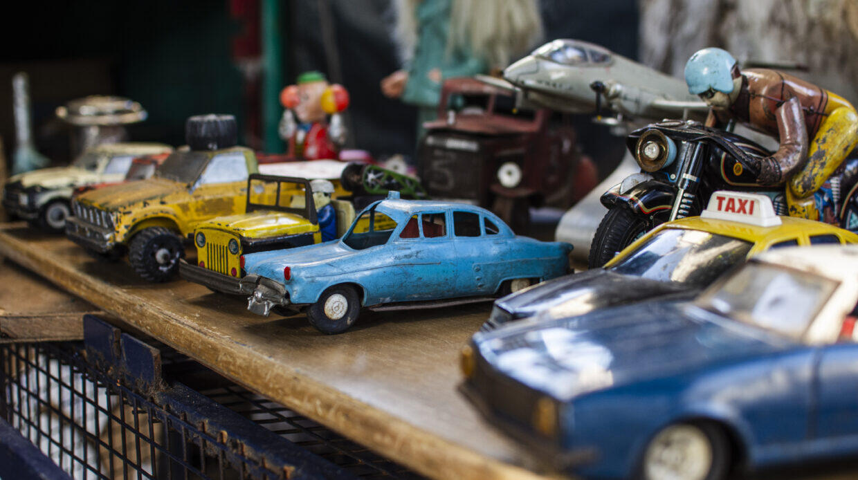 antiques-market-objects-composition-1240x694