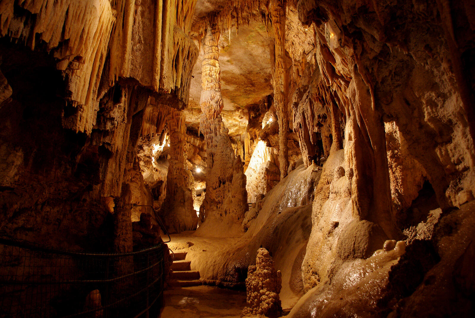 13.11_LES GROTTES DE PRESQUE, UN UNIVERS FANTASTIQUE A DESSINER_Cauv