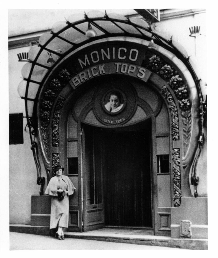 14 novembre Bricktop devant son club, rue Pigalle, Paris, 1934