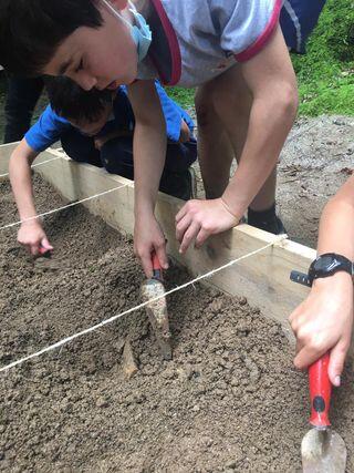 Les apprentis archéologues creusent à Merle