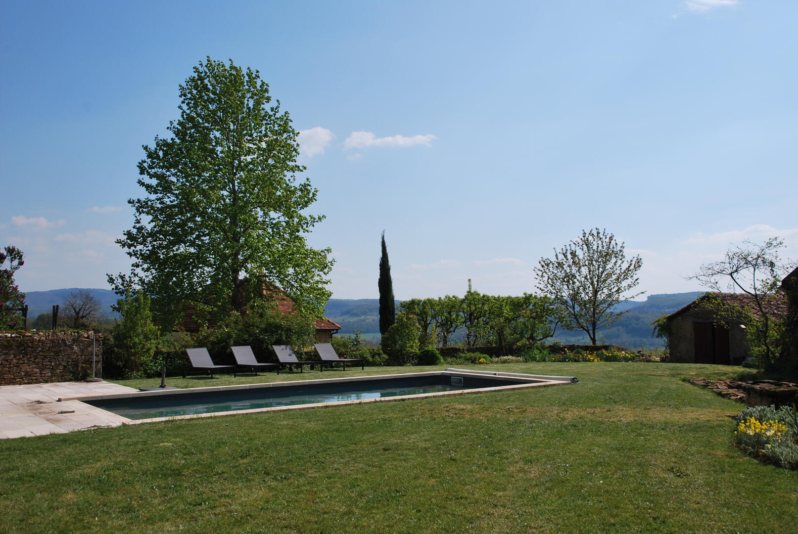 La piscine et la vue vers Loubressac