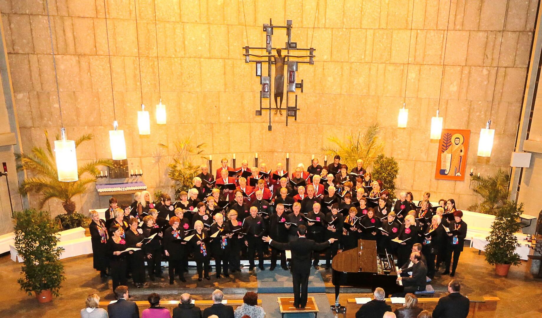Der-Choeur-régional-de-la-Vézère-und-die-Chorgemeinschaft-Schwaig-beim-gemeinsamen-Konzertabschluss.BB7T0481_by-Daniel-Decombe