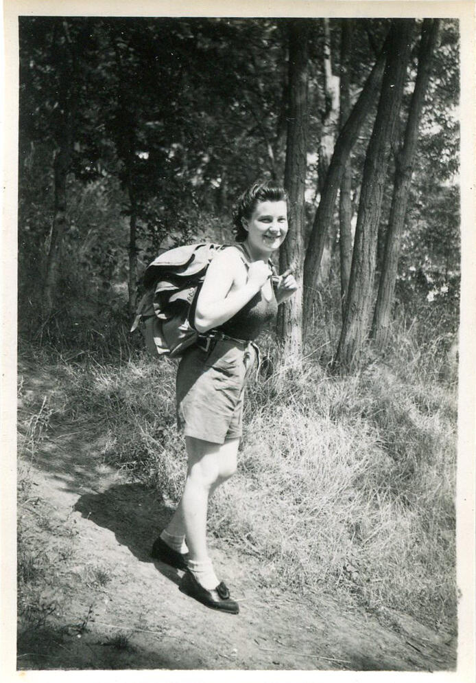 F16 Jeune femme marchant avec sac à dos 1943_2