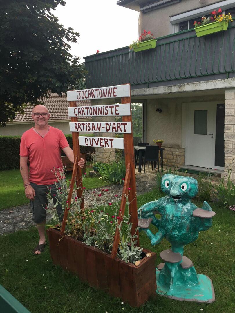 JOCARTONNE-devant son domicile,avec son Totem._resized