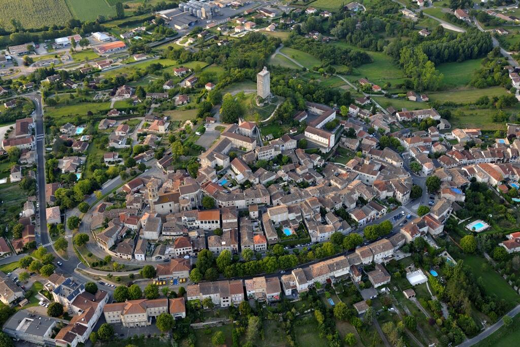 Moncuq aérien village -allégée