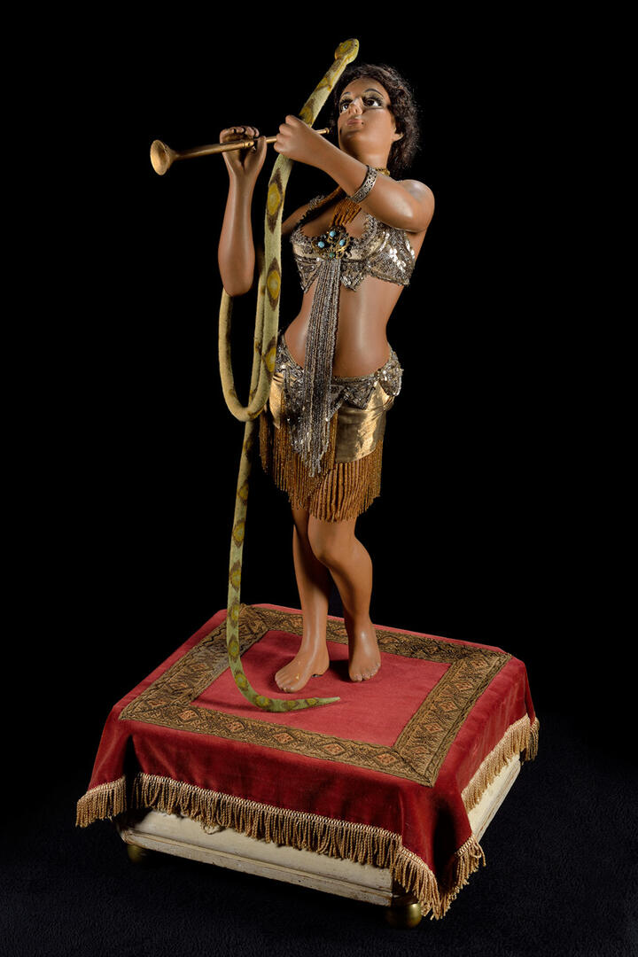 Musée de l automate- la charmeuse
