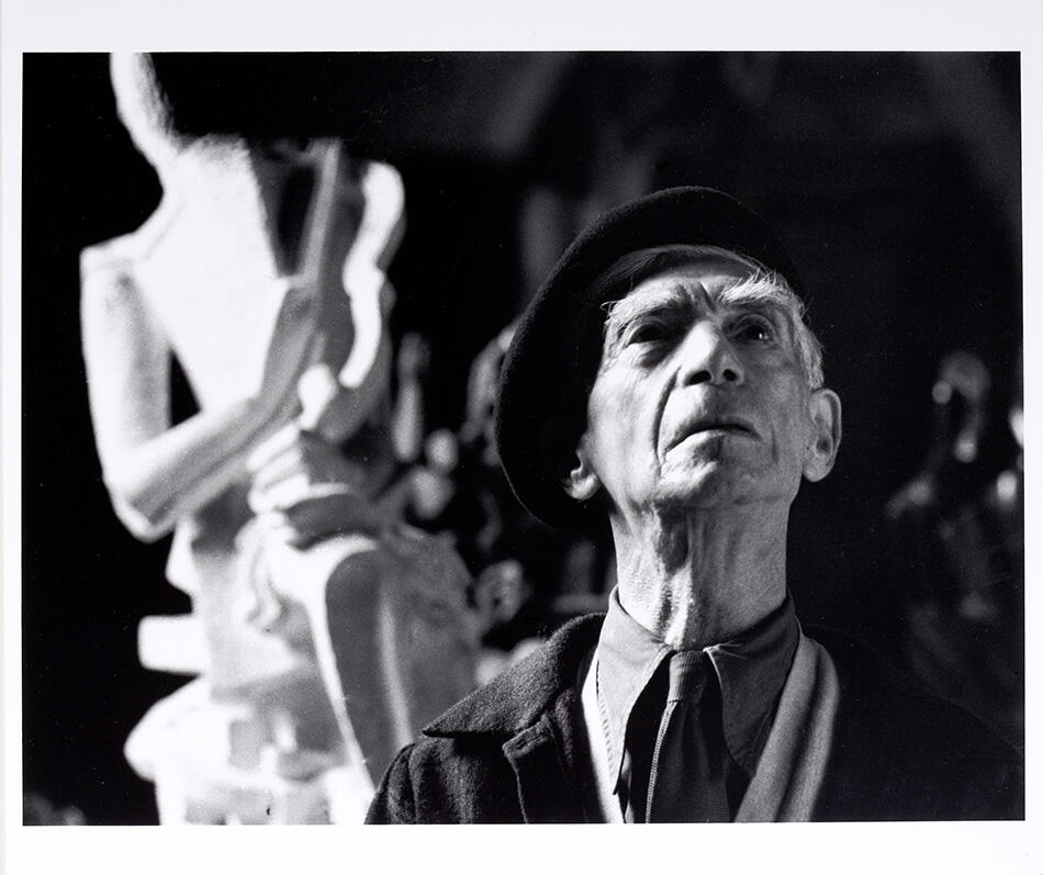 Ossip Zadkine dans son atelier