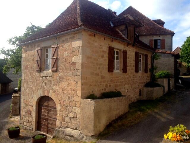LaPetitouneCuremonte_façade
