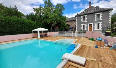 Maison extérieur avec piscine