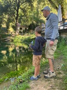 pecher-la-truite-en-famille-12993620-fr-thumb