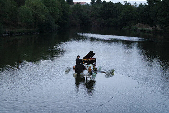piano sur l'eau