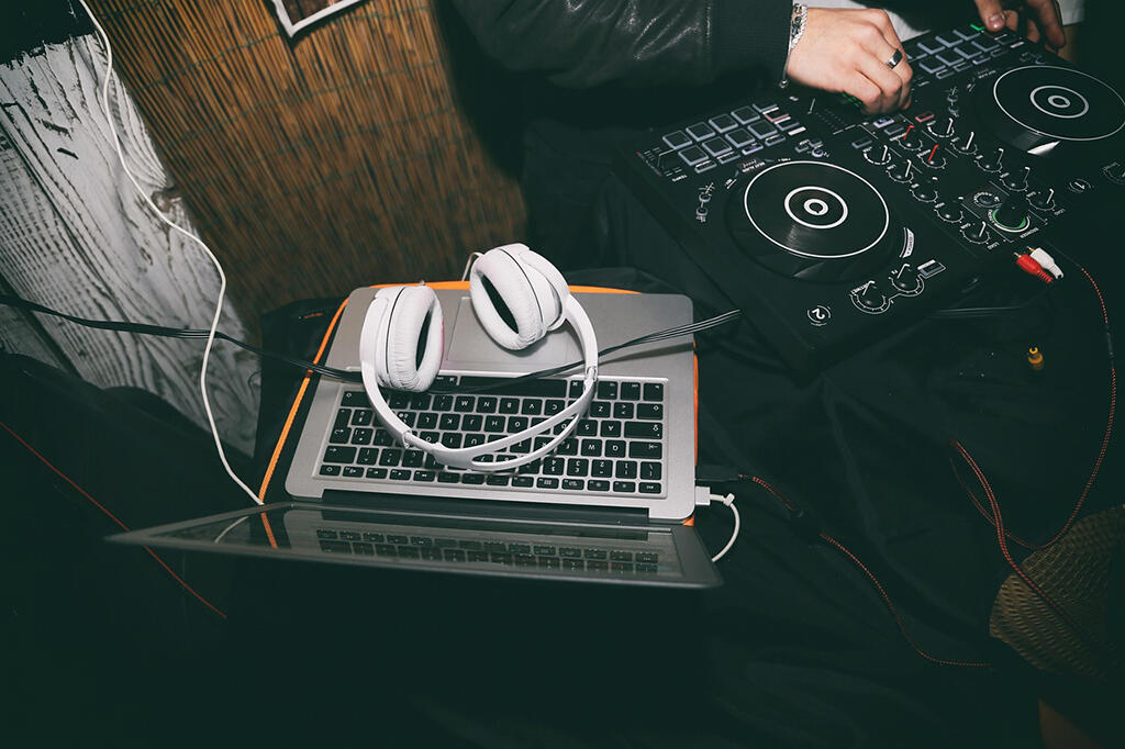 Platines-headphones-4595492_1280