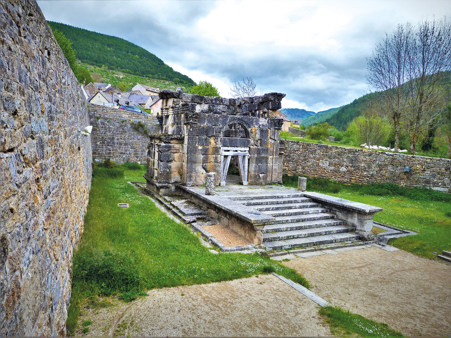 Mausolée romain de Lanuéjols