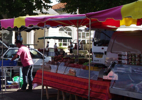 marché traditionnel St Julien en Born