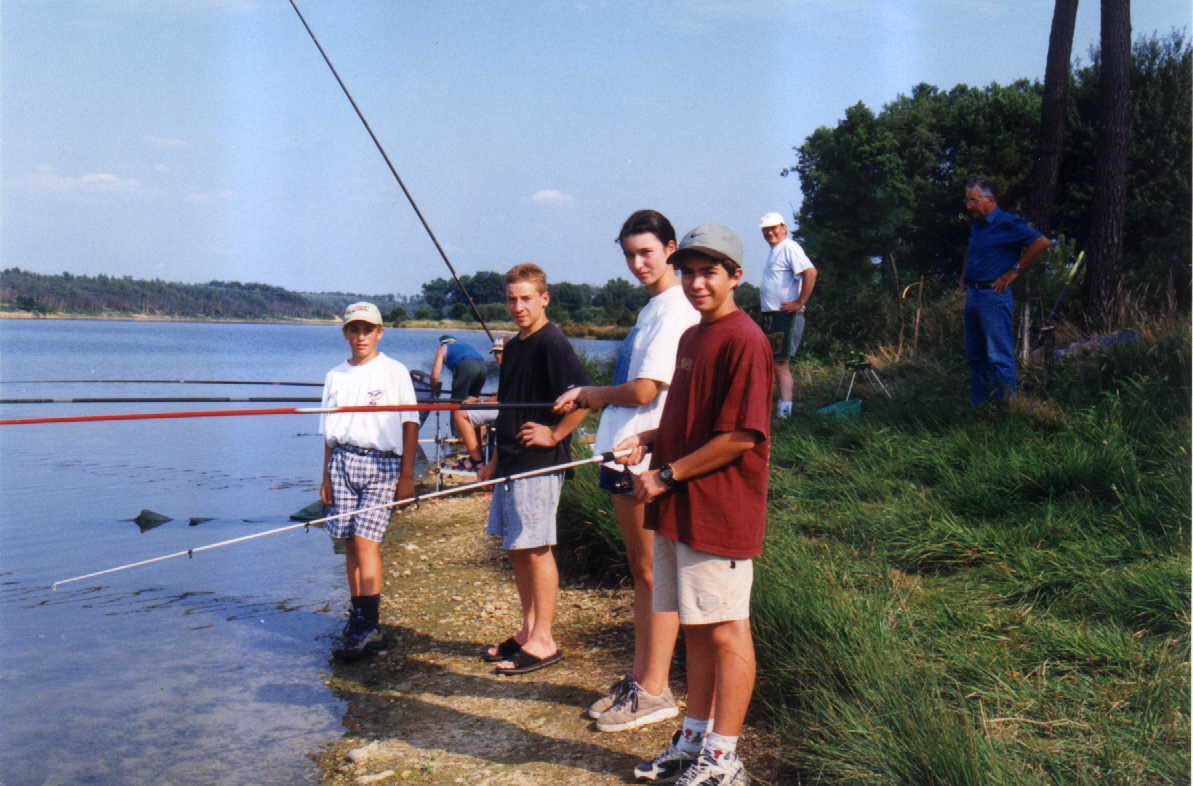 Enfants à la pêche