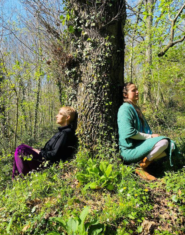 JulieetCathy assises arbre copie