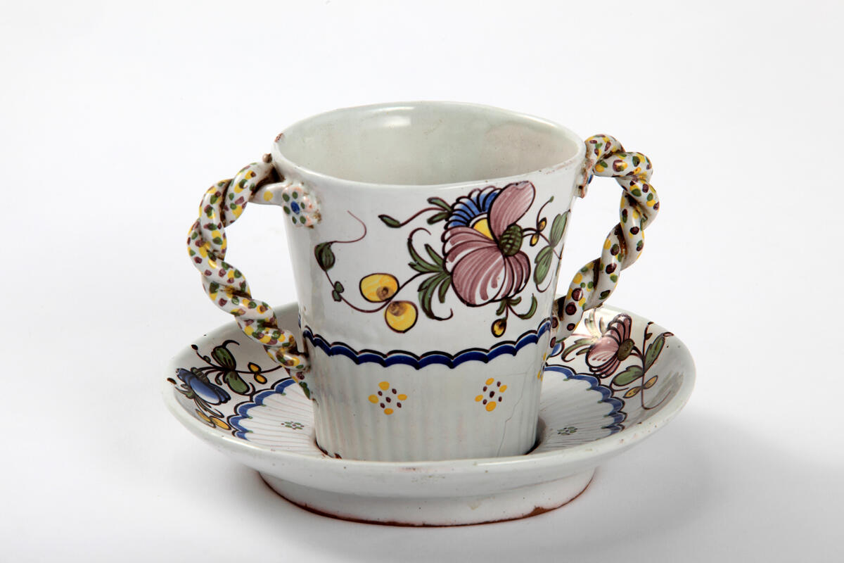 Tasse à deux anses