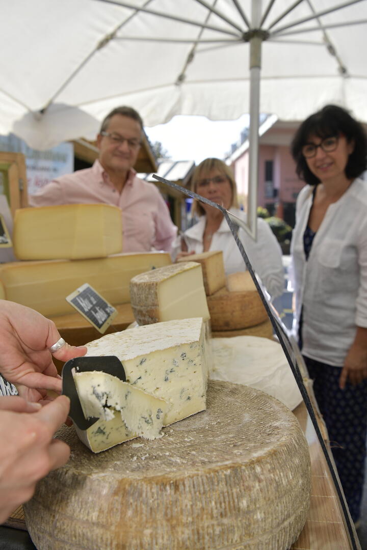Stand fromage marché - Gilles Arroyo