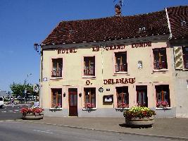 Façade-Restaurant-Le-Grand-Condé-Montmirail-rue