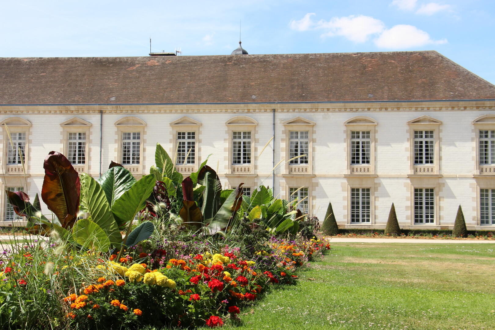 Vitry-le-Francois-Hotel-de-Ville-jardin-fleurs-2016-Collection Lac du Der