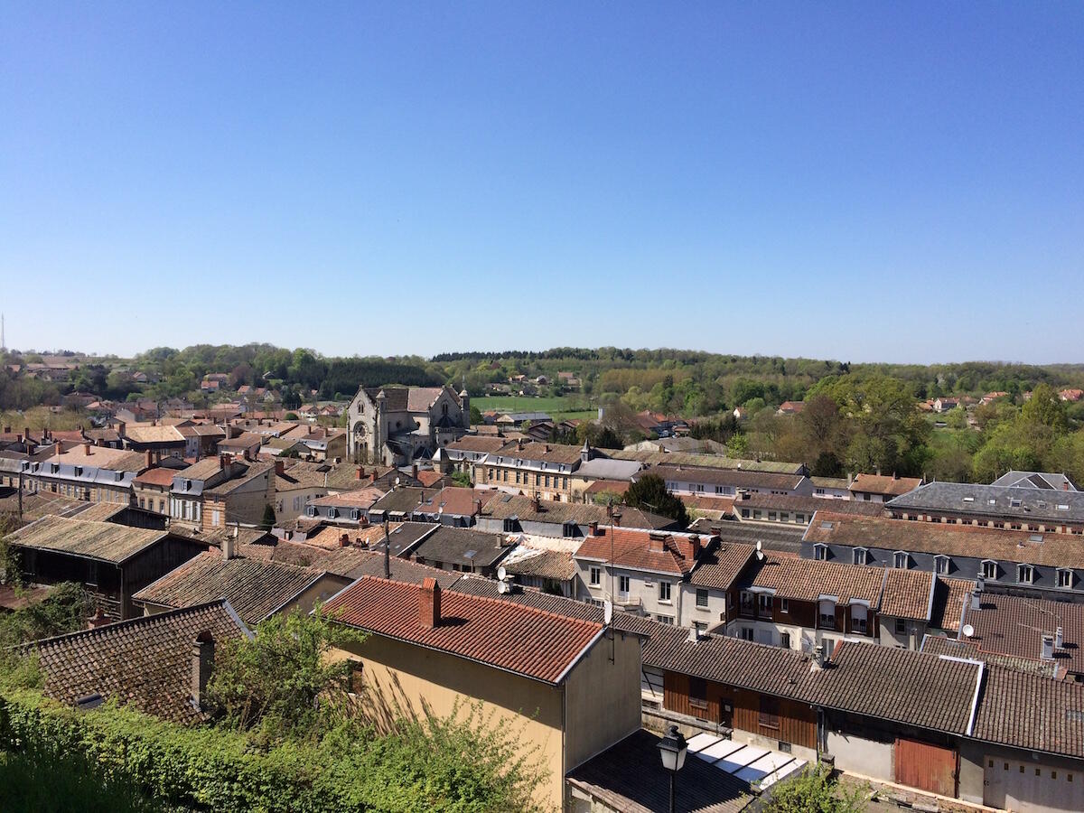 menou-cite