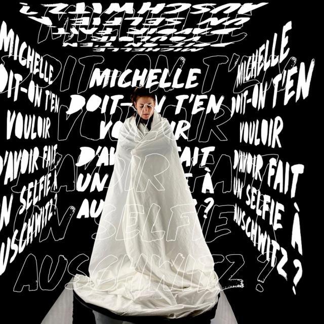 MICHELLE, DOIT-ON T’EN VOULOIR D’AVOIR FAIT UN SELFIE À AUSCHWITZ ? B2S