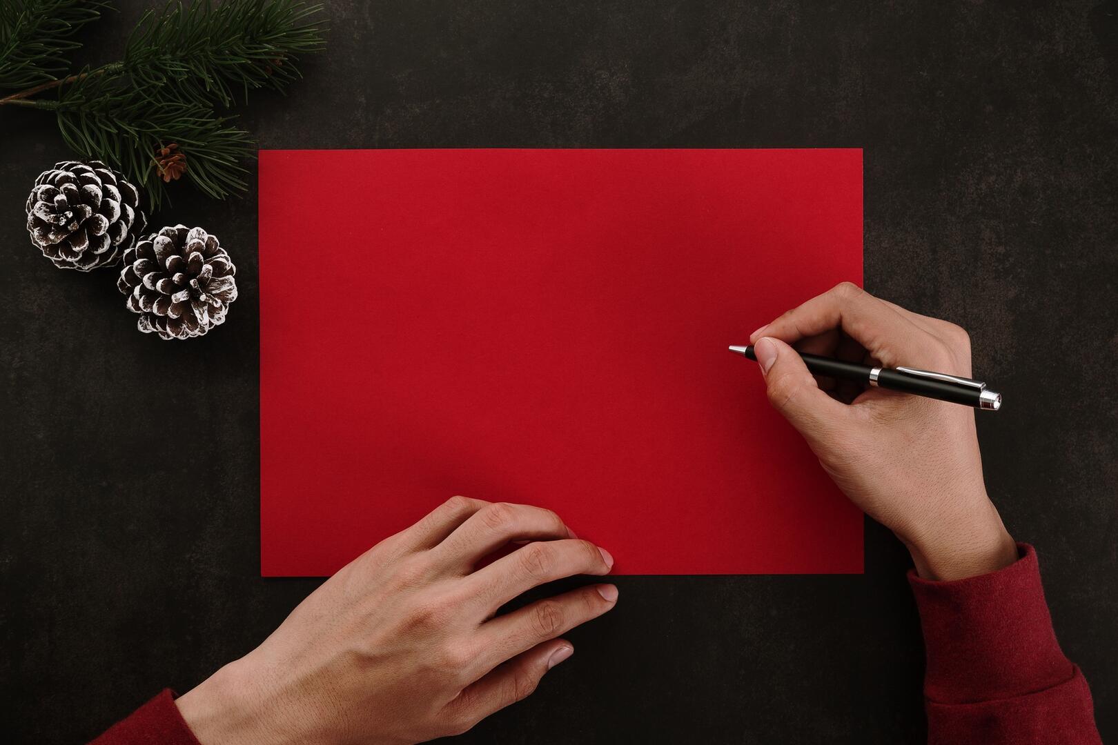 thumbnail_Mains écrivantes - Ambiance de Noël - Vecteezy.com