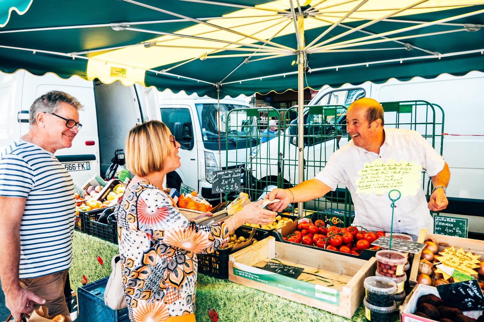 Marché de Luneray étals des marchands