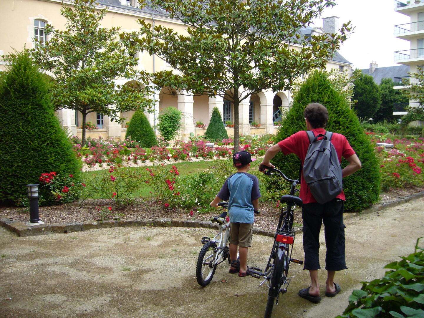 Mamers, promeneurs à vélo au cloître
