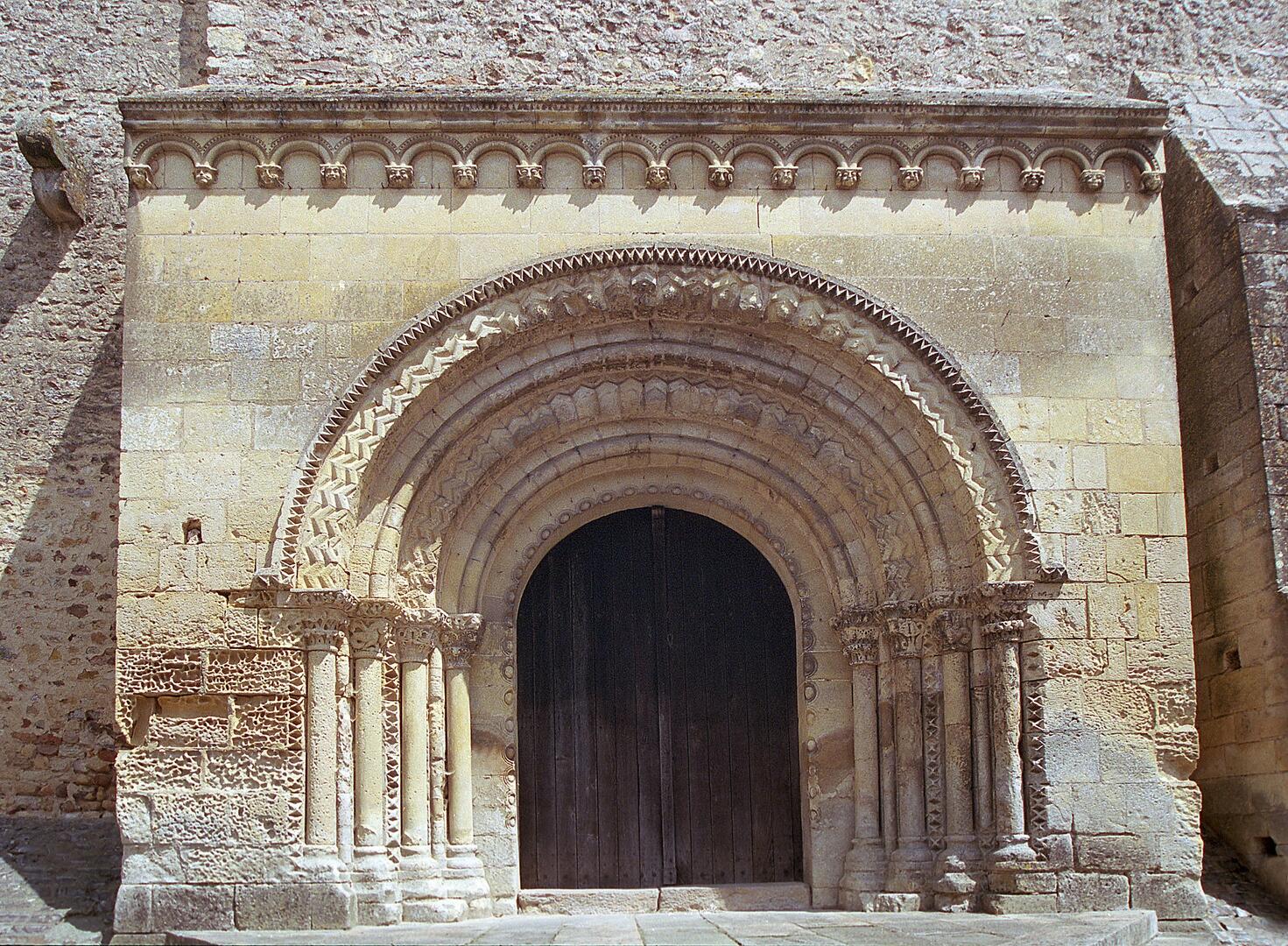 Porche de l'église Saint-Aubin-Bazouges