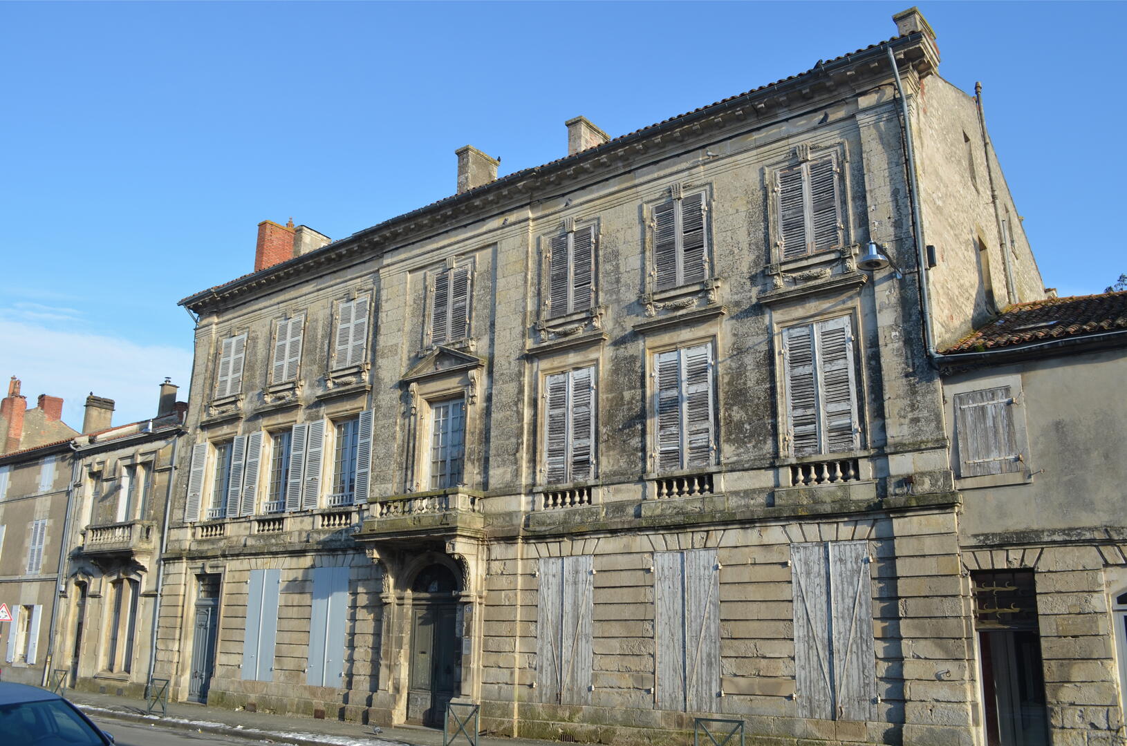 Fontenay_le_Comte_-_Hotel_Pervinquiere_(1)