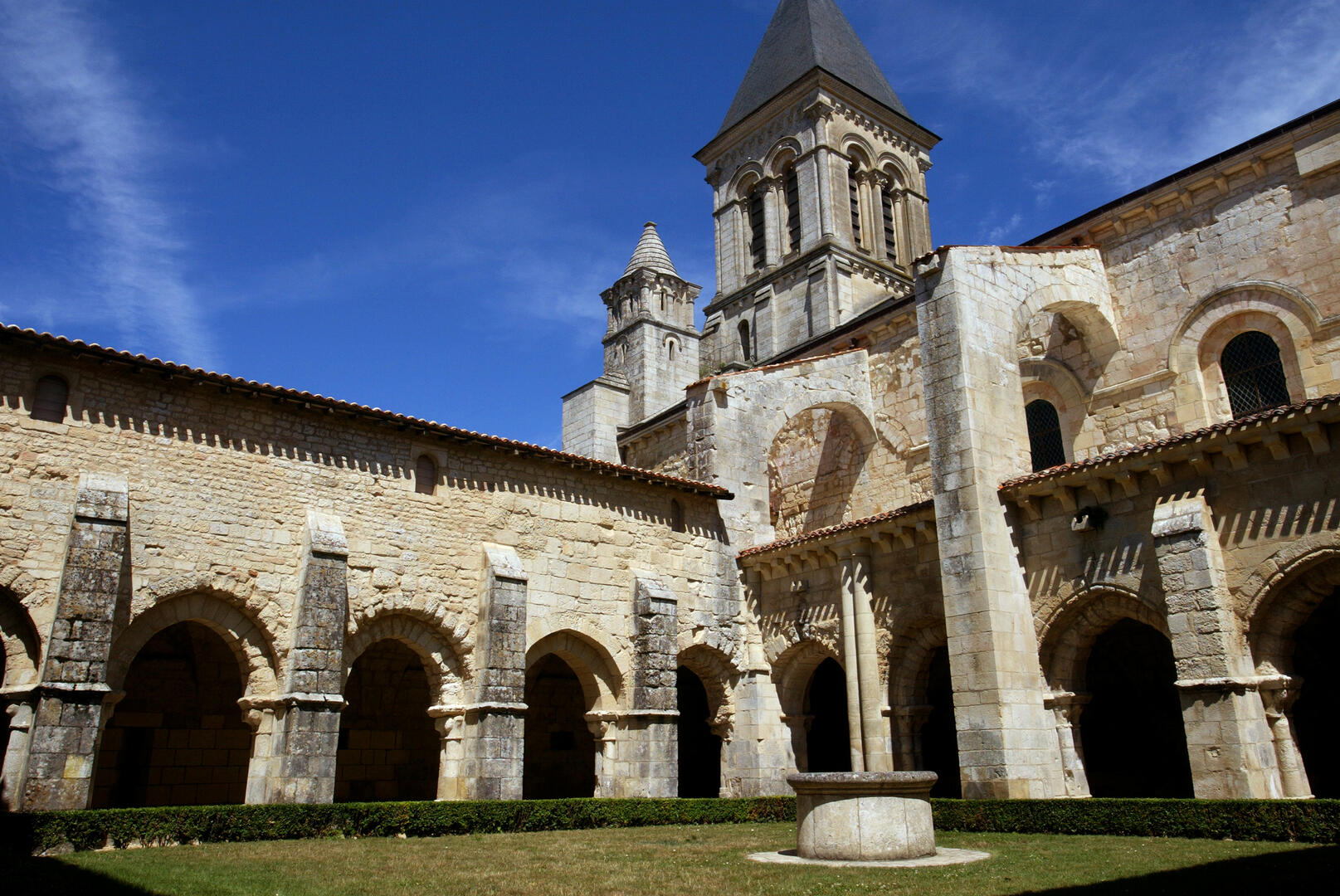Le cloitre de l'Abbaye de Nieul